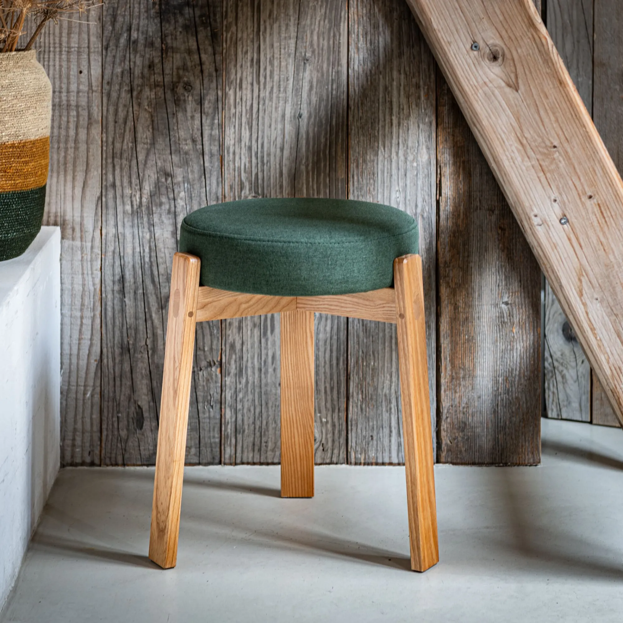 alinea Tabouret*Tabouret bas en bois de frêne et tissu H45cm - cèdre Vert